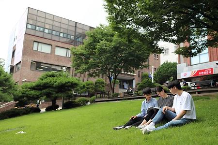 사범관 앞  