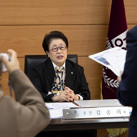 교수신문 인터뷰 이미지