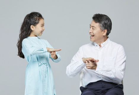 수어를 하는 모습